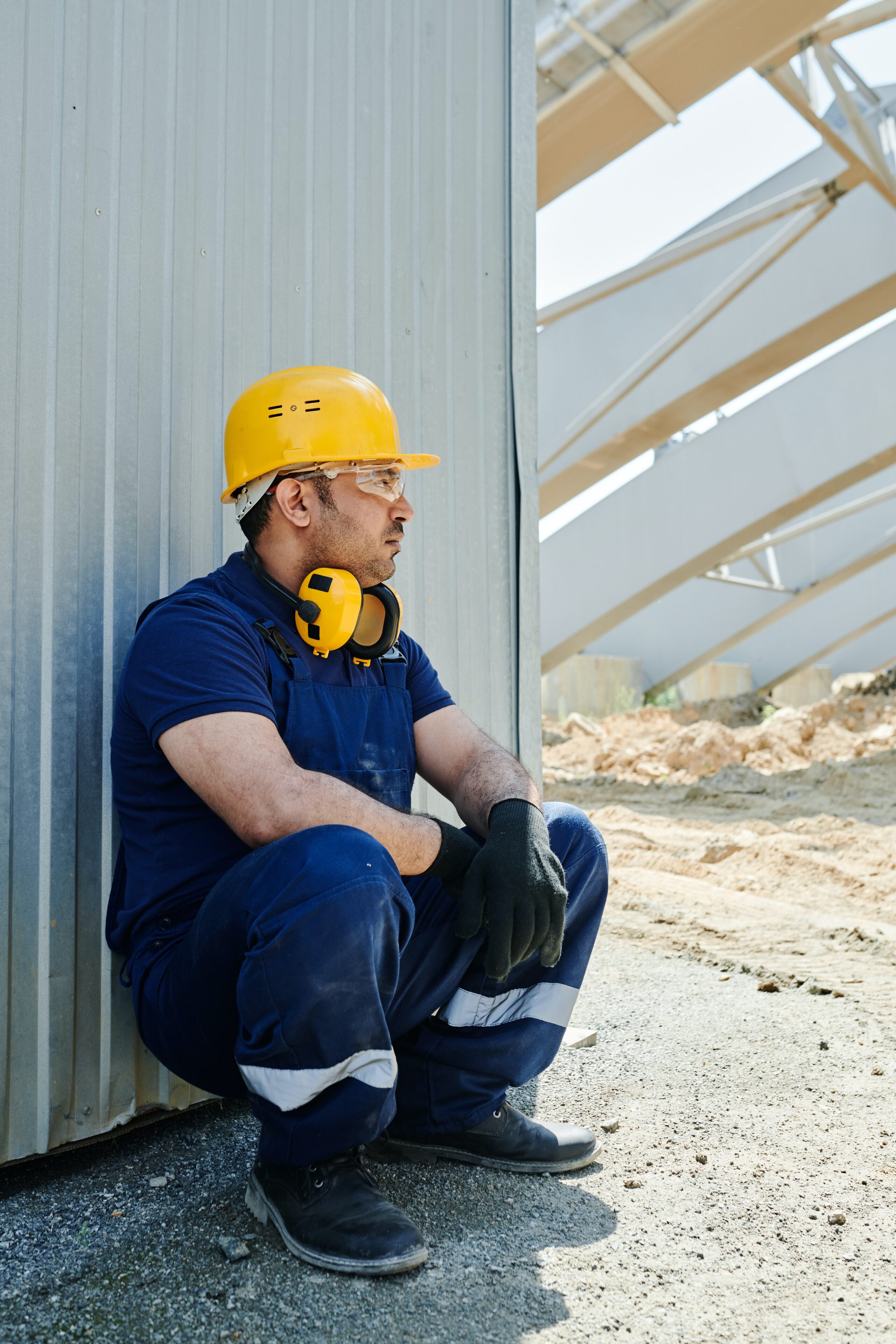 Baustellenmitarbeiter mit Schutzausrüstung – Arbeitsschutz, Sicherheit und Unfallprävention auf der Baustelle.