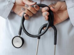 Arbeitsmedizinerin bei einer Untersuchung – Betriebliche Gesundheitsvorsorge und Arbeitsmedizin für Unternehmen.
