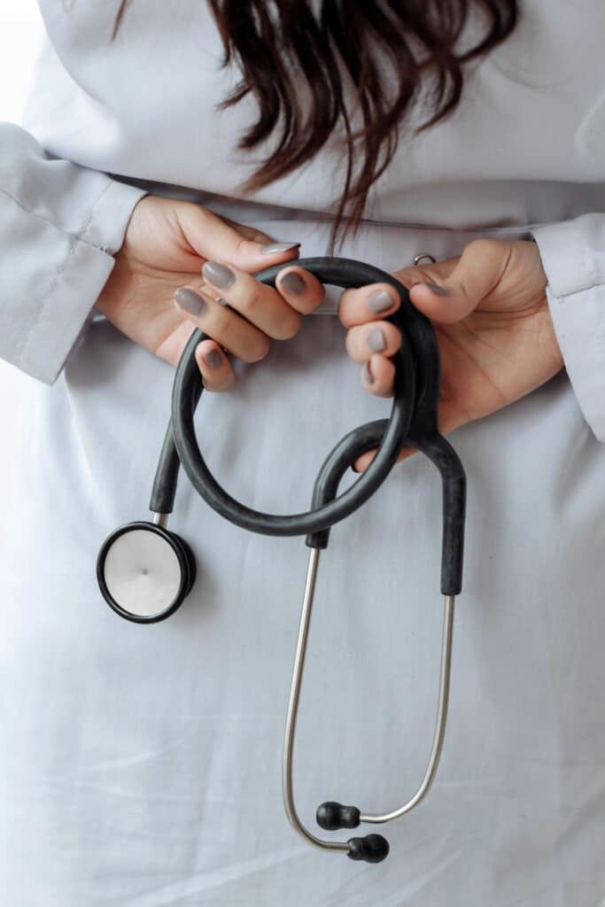 Arbeitsmedizinerin bei einer Untersuchung – Betriebliche Gesundheitsvorsorge und Arbeitsmedizin für Unternehmen.