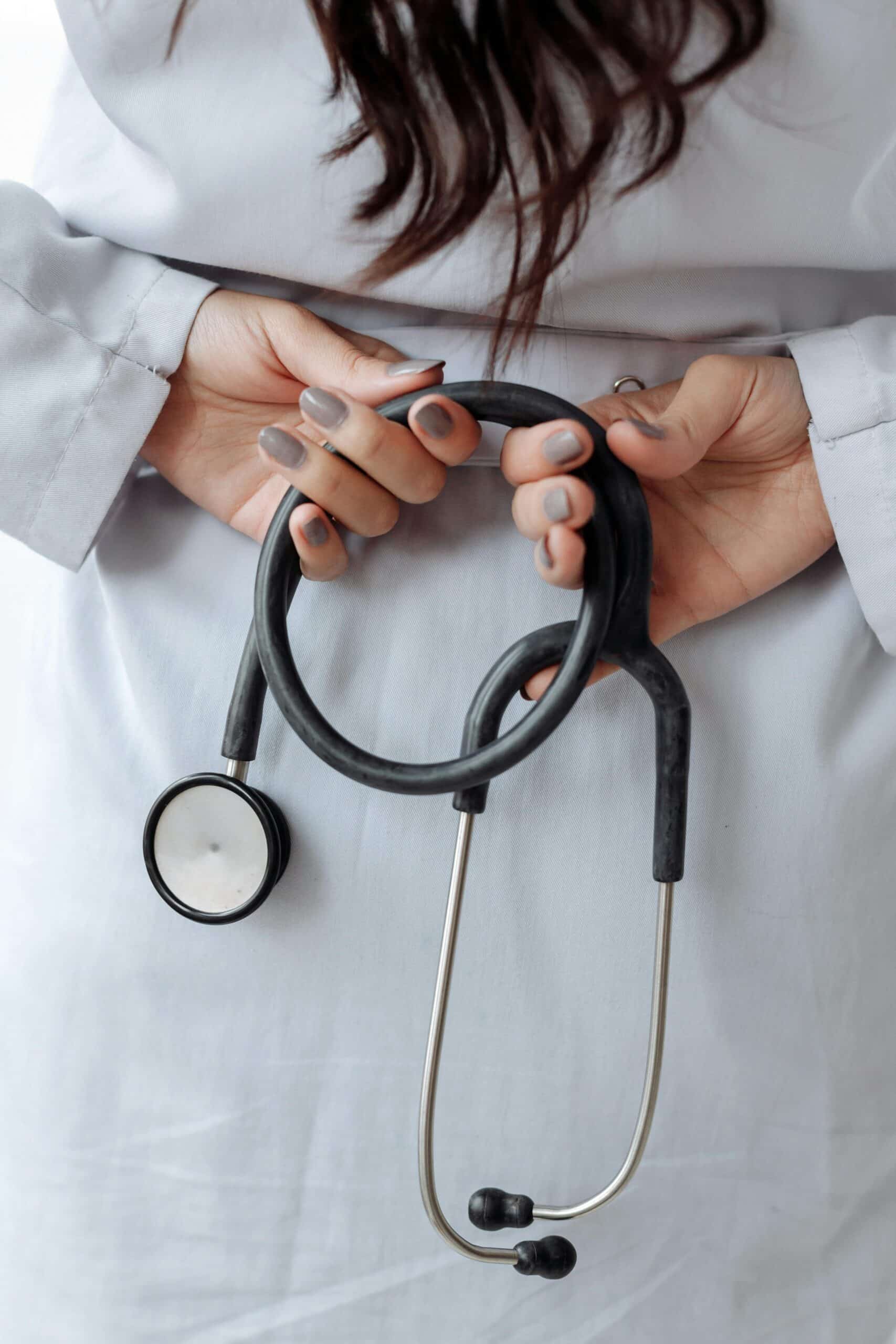 Arbeitsmedizinerin bei einer Untersuchung – Betriebliche Gesundheitsvorsorge und Arbeitsmedizin für Unternehmen.